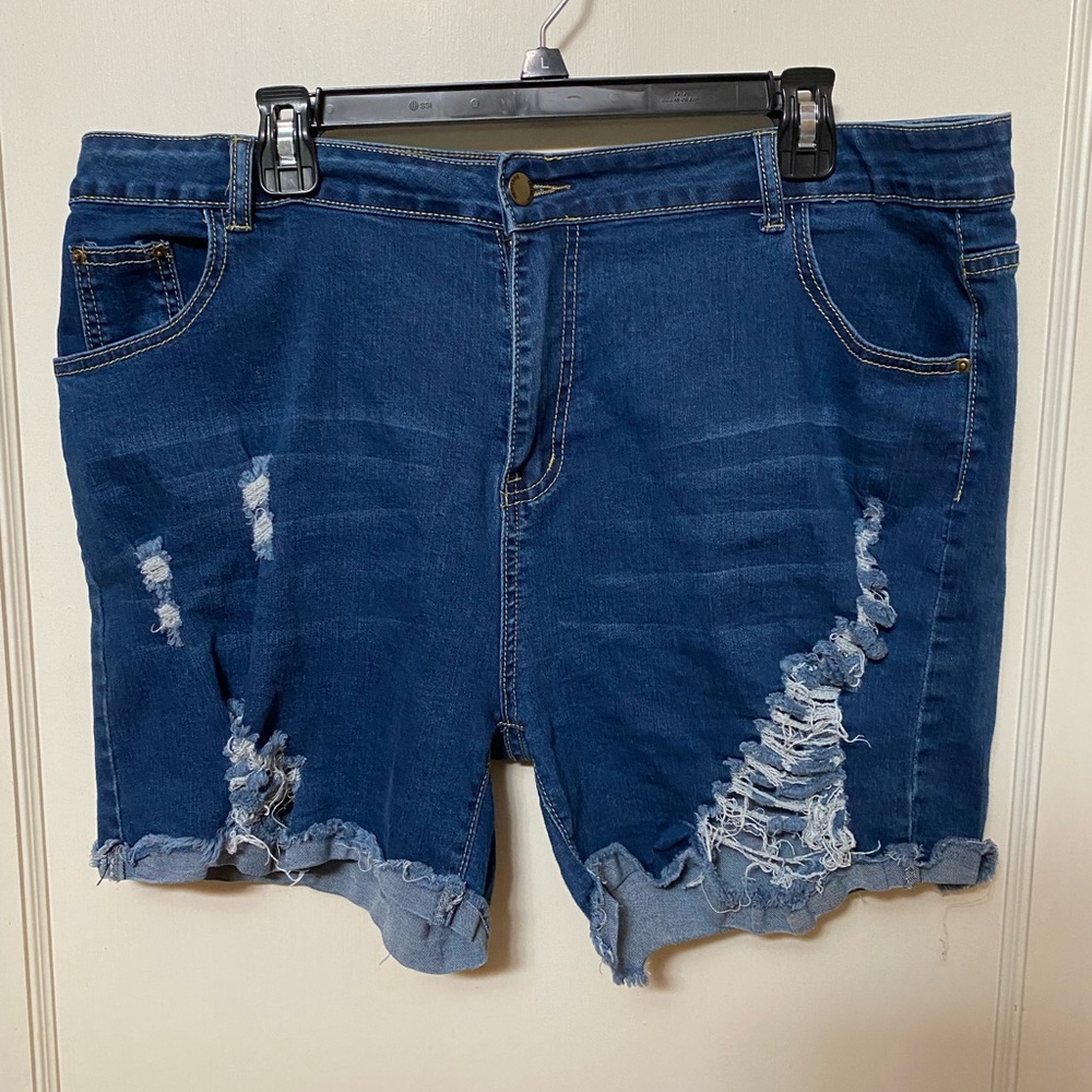 SHEIN Curve distressed stretchy jean shorts 4X runs small